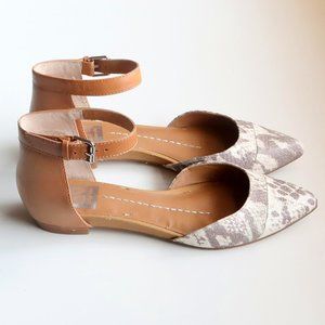 Dolce Vita Tan & White Snakeskin Pointy Toe Ankle Strap Flats / Sandals Size 6